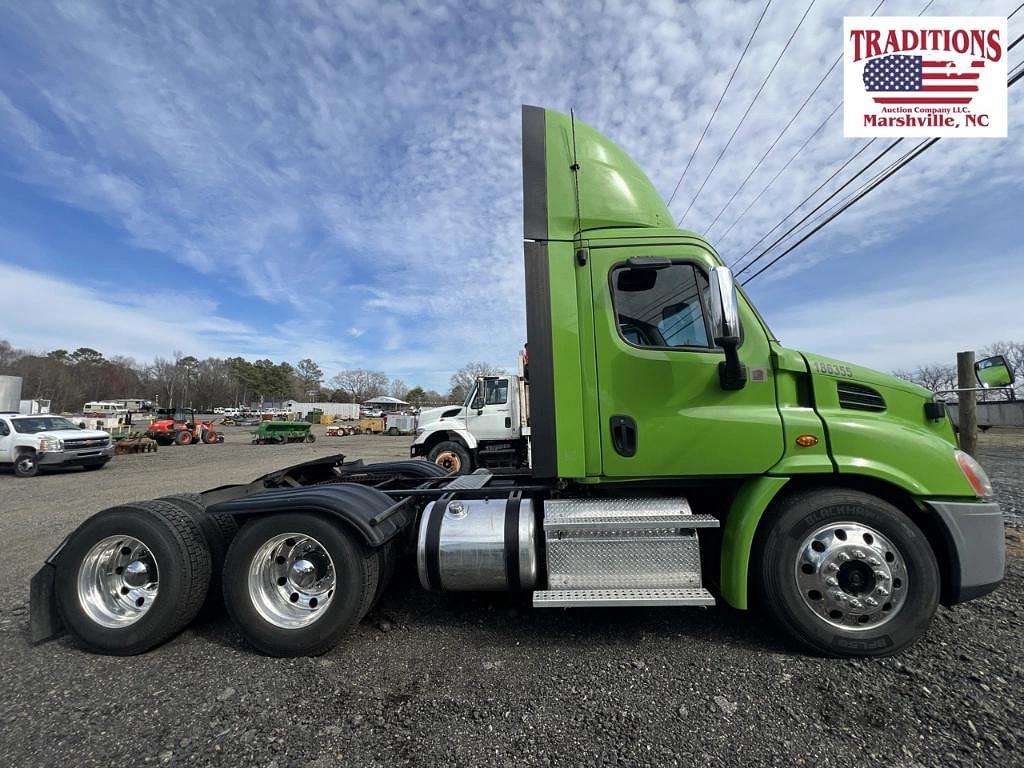 Image of Freightliner Cascadia 113 Primary image