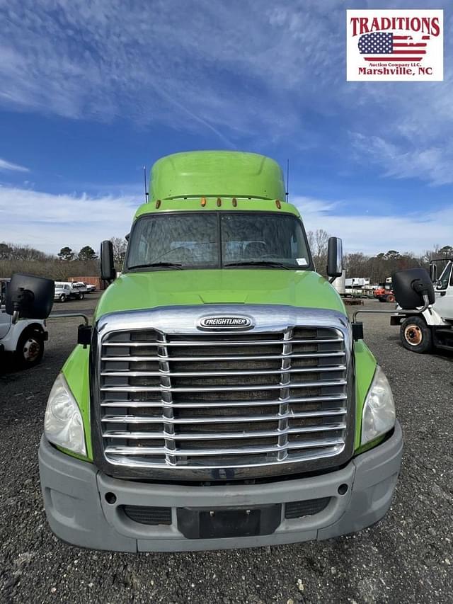 Image of Freightliner Cascadia 113 equipment image 2