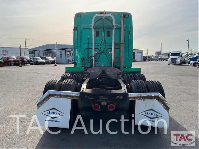 Image of Freightliner Cascadia 125 equipment image 3