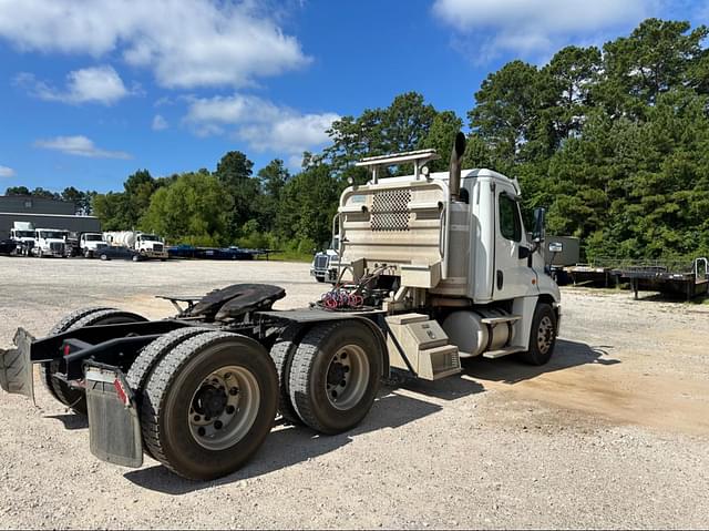 Image of Freightliner Cascadia 125 equipment image 4