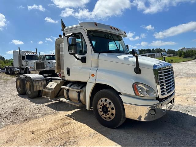 Image of Freightliner Cascadia 125 equipment image 1