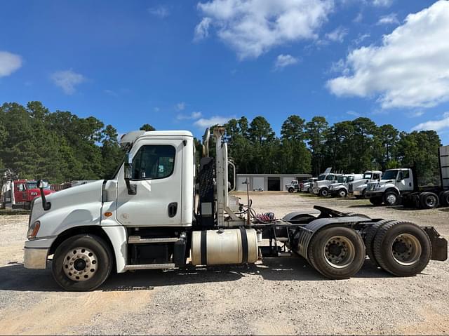 Image of Freightliner Cascadia 125 equipment image 2
