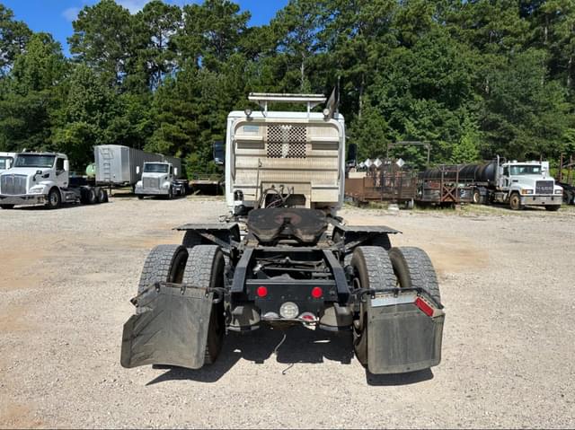 Image of Freightliner Cascadia 125 equipment image 3