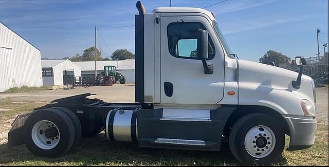 Image of Freightliner Cascadia 125 equipment image 2