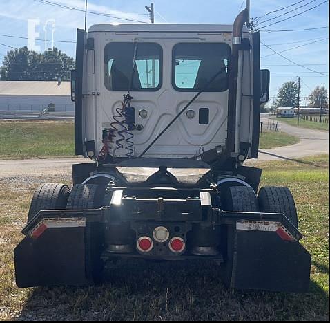 Image of Freightliner Cascadia 125 equipment image 3