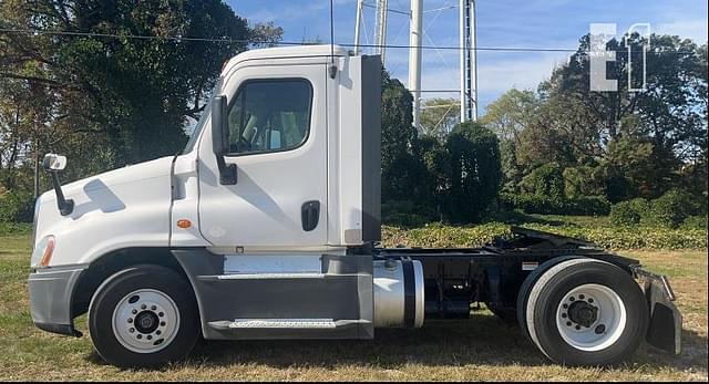 Image of Freightliner Cascadia 125 equipment image 4