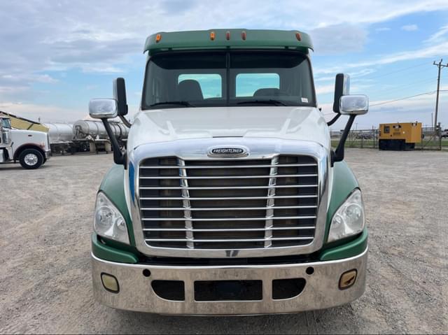 Image of Freightliner Cascadia 125 equipment image 3