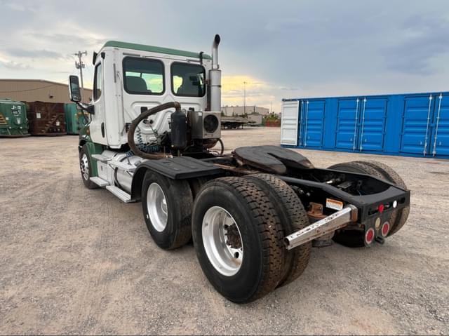Image of Freightliner Cascadia 125 equipment image 4