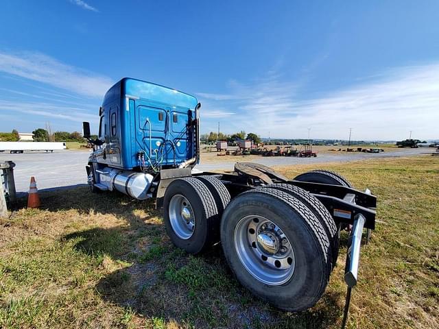 Image of Freightliner Cascadia 125 equipment image 3