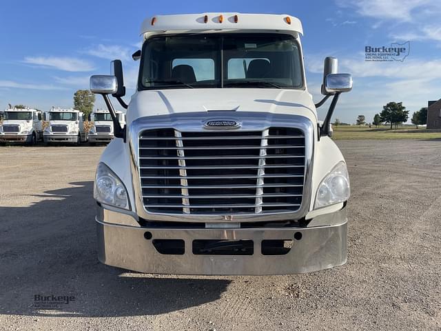 Image of Freightliner Cascadia 125 equipment image 2