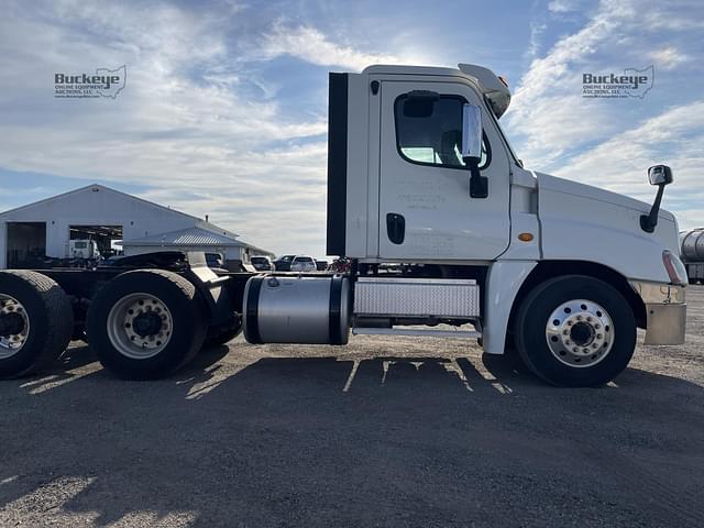 Image of Freightliner Cascadia 125 equipment image 4