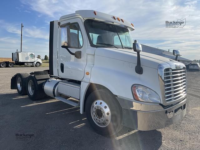 Image of Freightliner Cascadia 125 equipment image 3