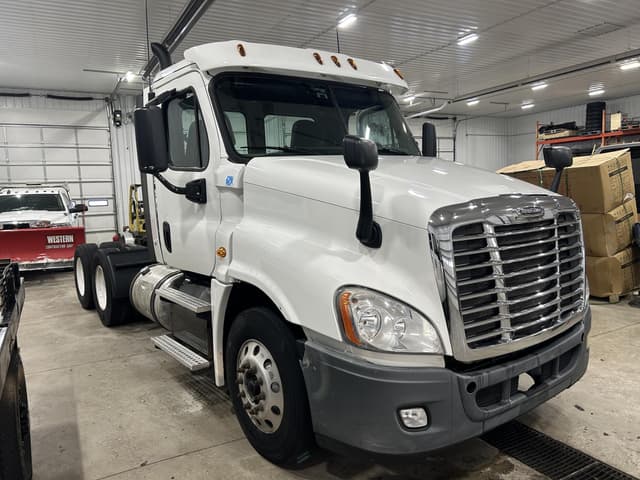 Image of Freightliner Cascadia 125 equipment image 3