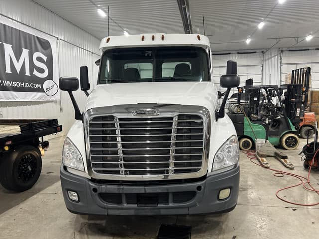 Image of Freightliner Cascadia 125 equipment image 2