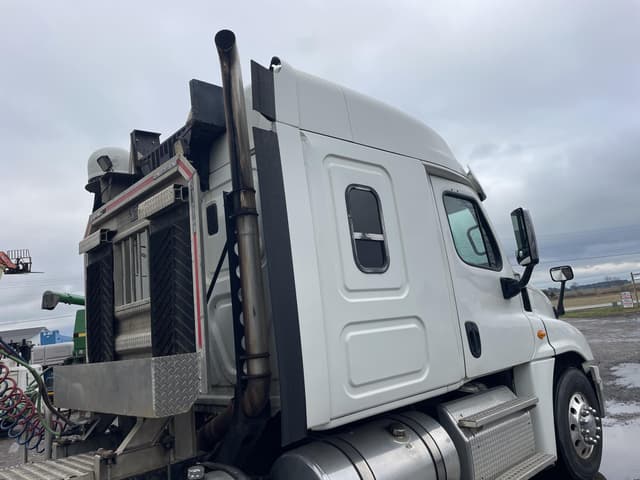 Image of Freightliner Cascadia 125 equipment image 2