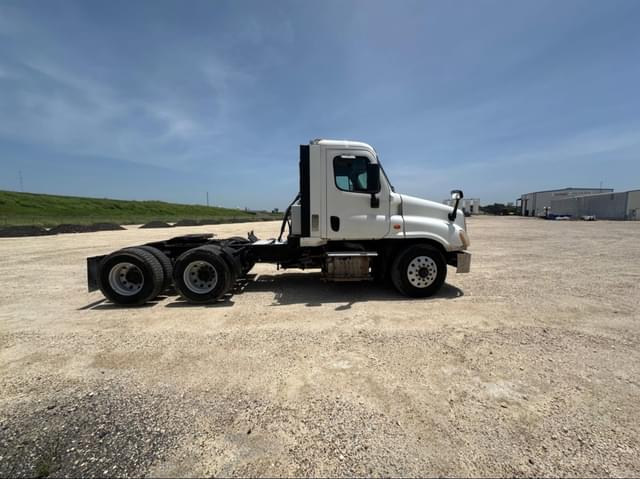 Image of Freightliner Cascadia 125 equipment image 3