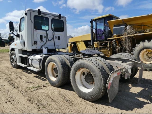Image of Freightliner Cascadia 125 equipment image 3