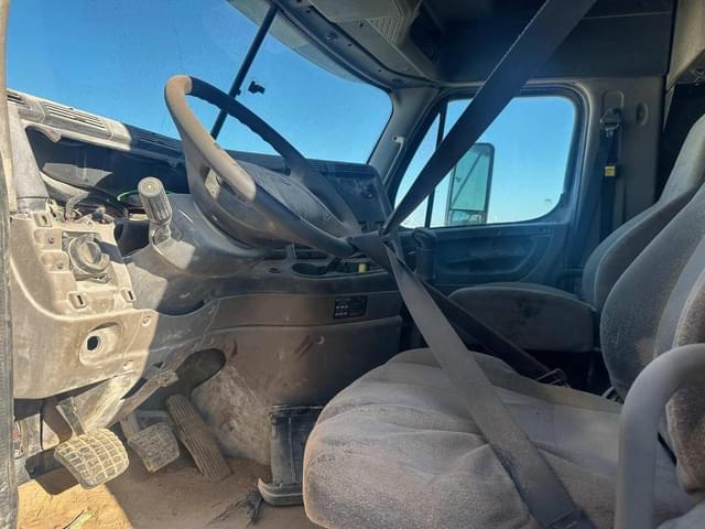 Image of Freightliner Cascadia 125 equipment image 3