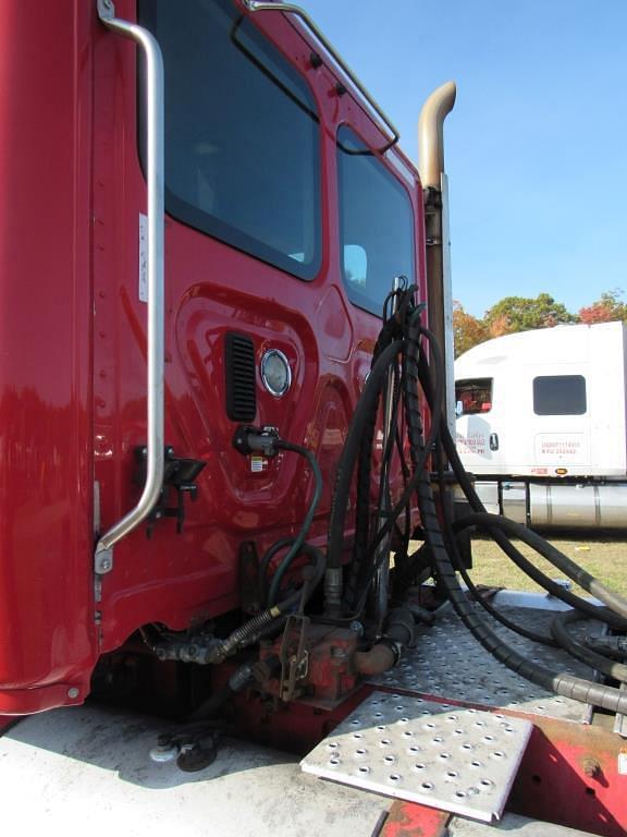 Image of Freightliner Cascadia 125 equipment image 4