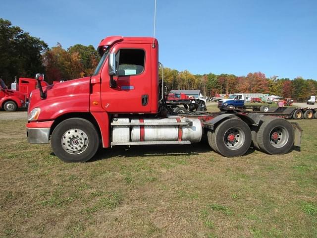 Image of Freightliner Cascadia 125 equipment image 2