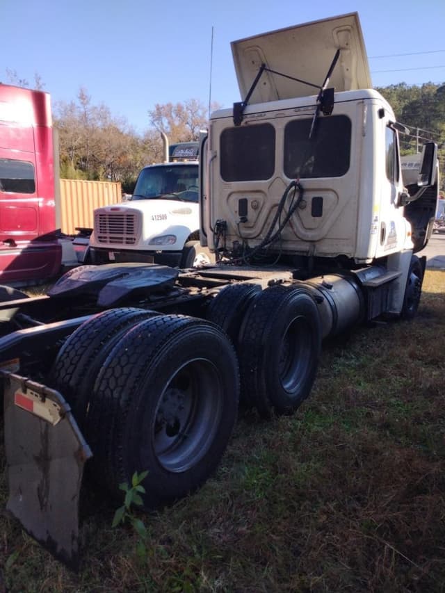 Image of Freightliner Cascadia 125 equipment image 4