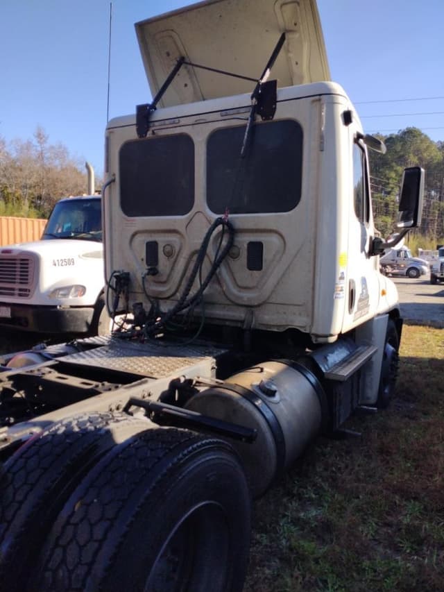 Image of Freightliner Cascadia 125 equipment image 3