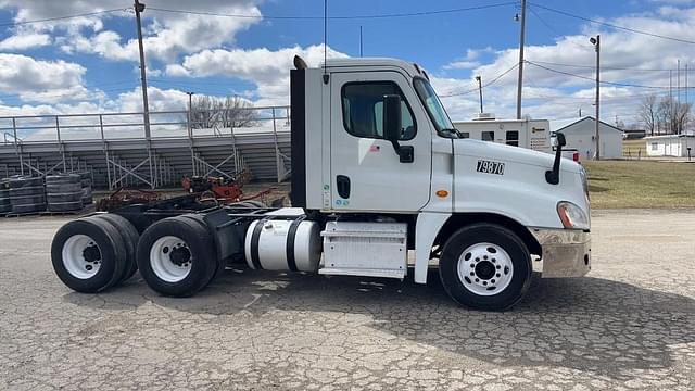 Image of Freightliner Cascadia 125 equipment image 2