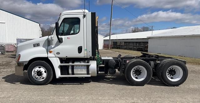 Image of Freightliner Cascadia 125 equipment image 4