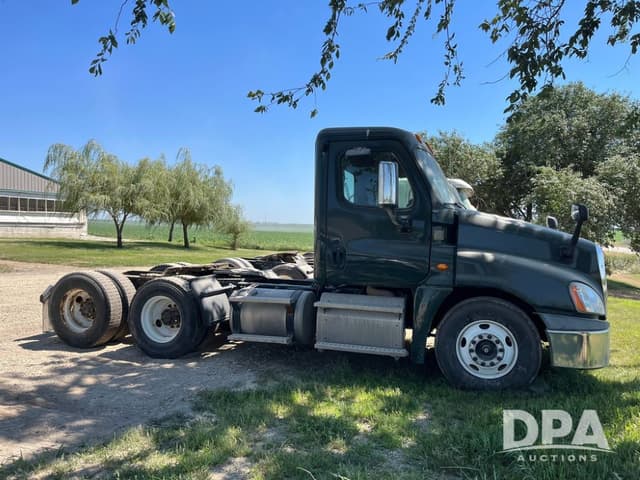 Image of Freightliner Cascadia 125 equipment image 4