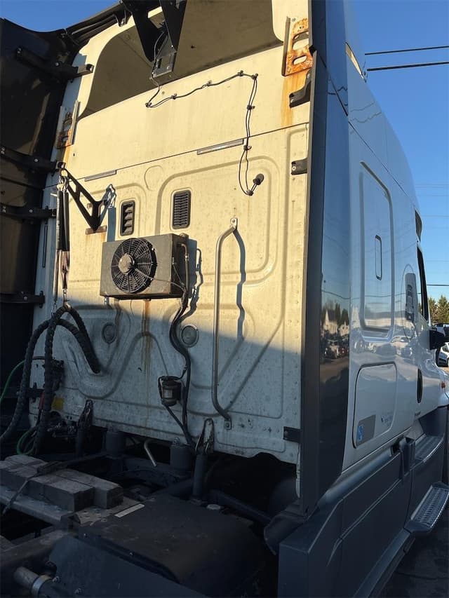 Image of Freightliner Cascadia 125 equipment image 3