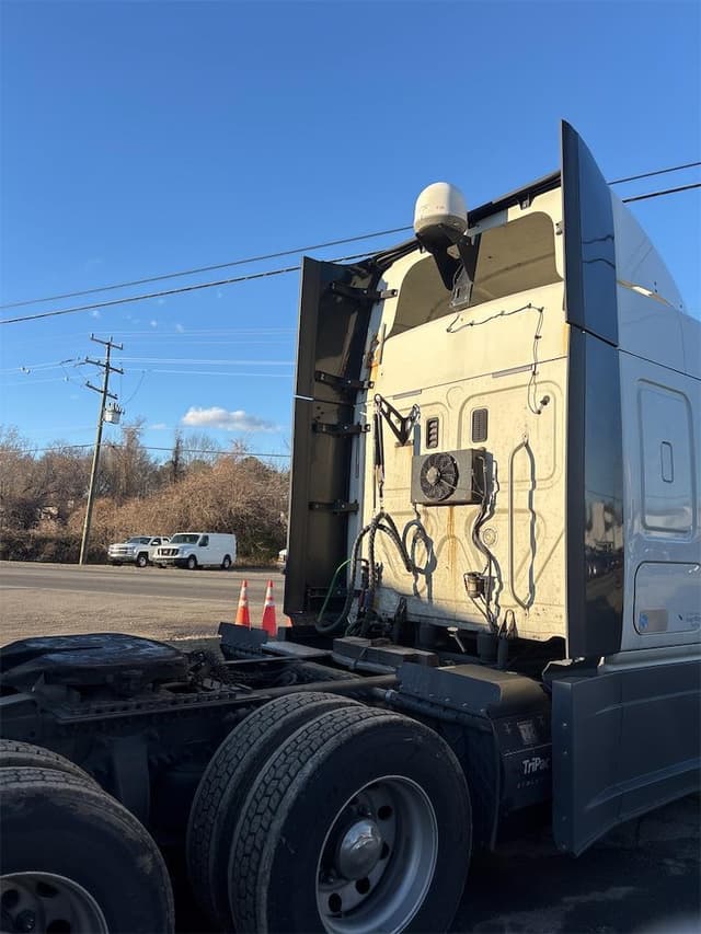Image of Freightliner Cascadia 125 equipment image 4