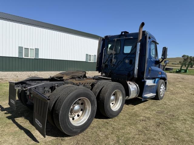 Image of Freightliner Cascadia 125 Evolution equipment image 2