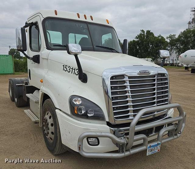 Image of Freightliner Cascadia 125 equipment image 2