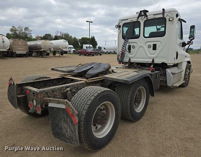 Image of Freightliner Cascadia 125 equipment image 4