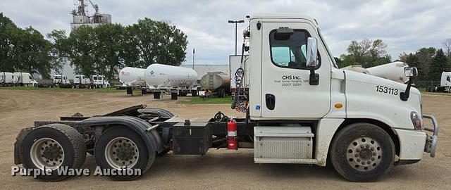 Image of Freightliner Cascadia 125 equipment image 3
