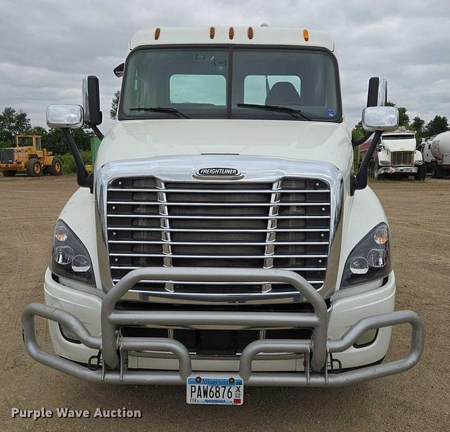 Image of Freightliner Cascadia 125 equipment image 1