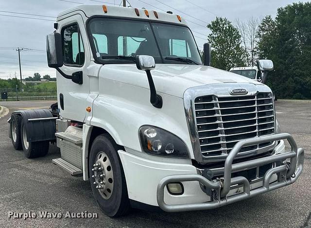Image of Freightliner Cascadia 125 equipment image 2