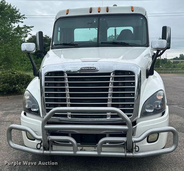 Image of Freightliner Cascadia 125 equipment image 1