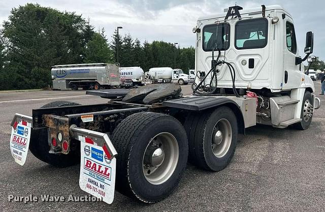 Image of Freightliner Cascadia 125 equipment image 4