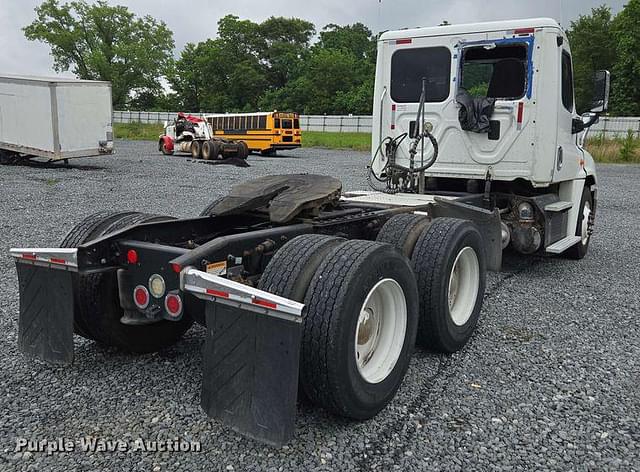 Image of Freightliner Cascadia 125 equipment image 4