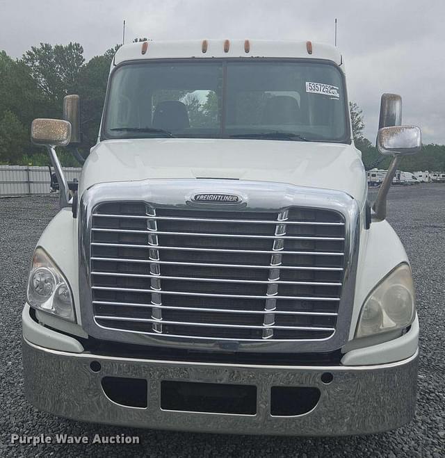 Image of Freightliner Cascadia 125 equipment image 1