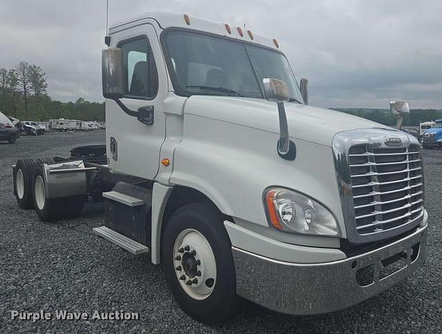 Image of Freightliner Cascadia 125 equipment image 2