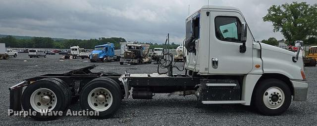 Image of Freightliner Cascadia 125 equipment image 3