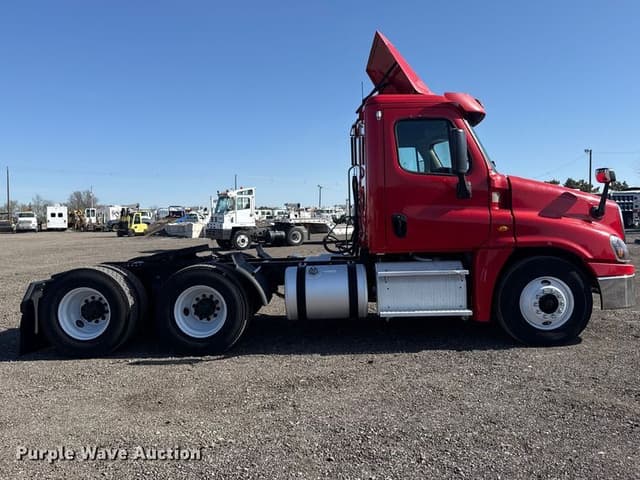 Image of Freightliner Cascadia 125 equipment image 3