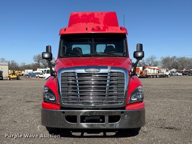 Image of Freightliner Cascadia 125 equipment image 1