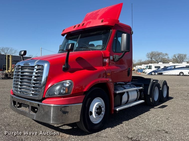 2015 Freightliner Cascadia 125 Equipment Image0