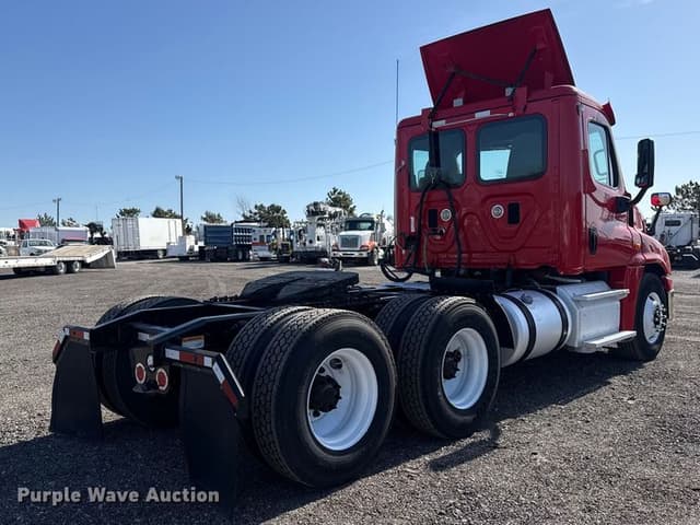 Image of Freightliner Cascadia 125 equipment image 4