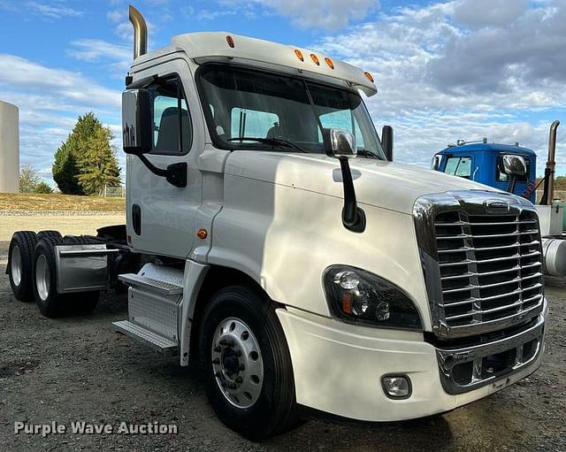 Image of Freightliner Cascadia 125 equipment image 2