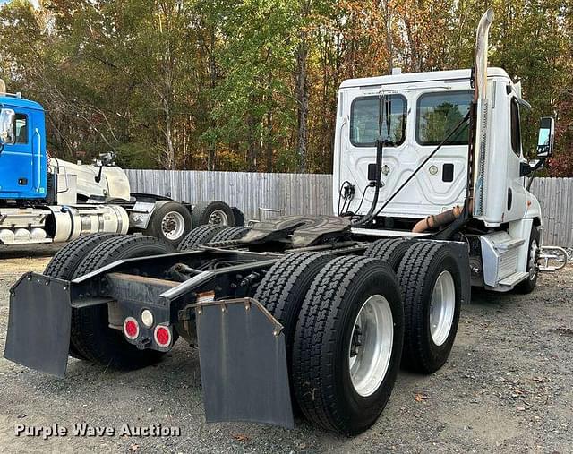 Image of Freightliner Cascadia 125 equipment image 3