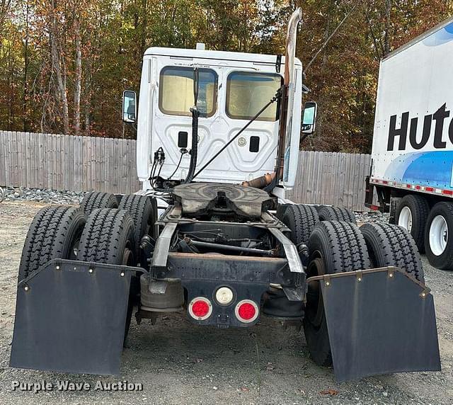 Image of Freightliner Cascadia 125 equipment image 4